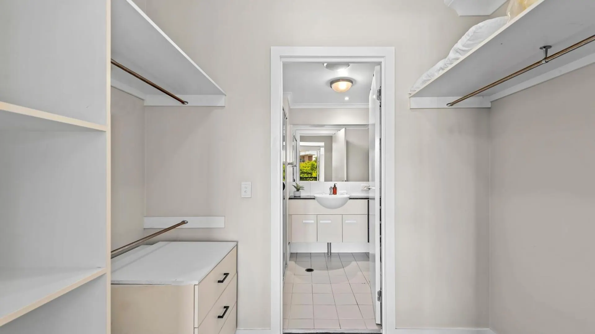 Spacious 2Br Close To Uq, Shops With 2Parking & Pool Brisbane Australia